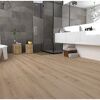 Helles Laminat Schlosseiche in einem Badezimmer