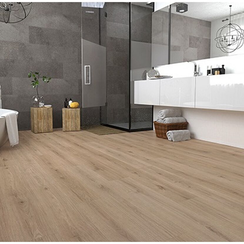 Helles Laminat Schlosseiche in einem Badezimmer