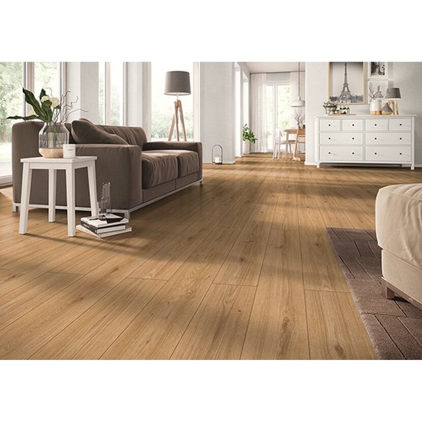 Heller Laminatboden in Holzoptik verlegt in einem Wohnzimmer.