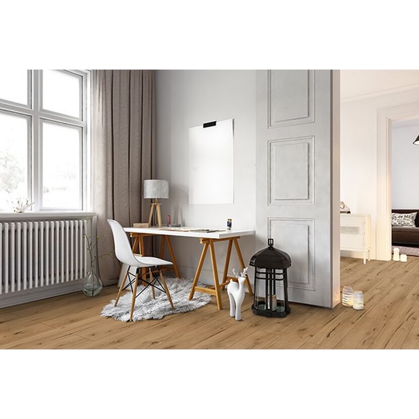Heller Laminatboden in Wohnraum