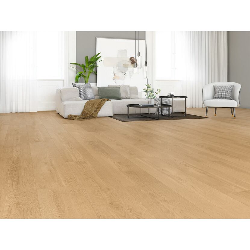 Wohnzimmer mit hellem Holzboden