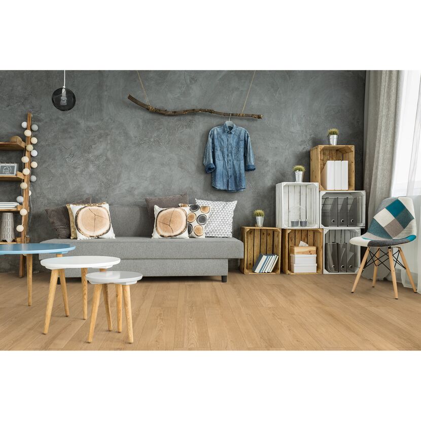 Wohnzimmer mit Vinylboden in Eiche sand