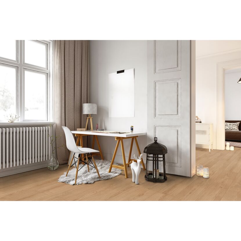 Heller Vinylboden in einem Arbeitszimmer.