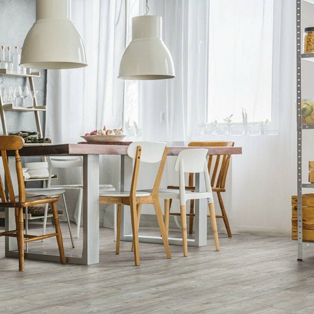 Esszimmer mit Vinylboden in Holzoptik
