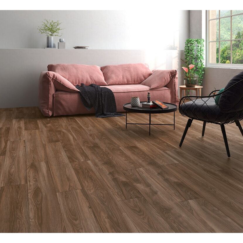 Wohnzimmer mit braunem Laminatboden