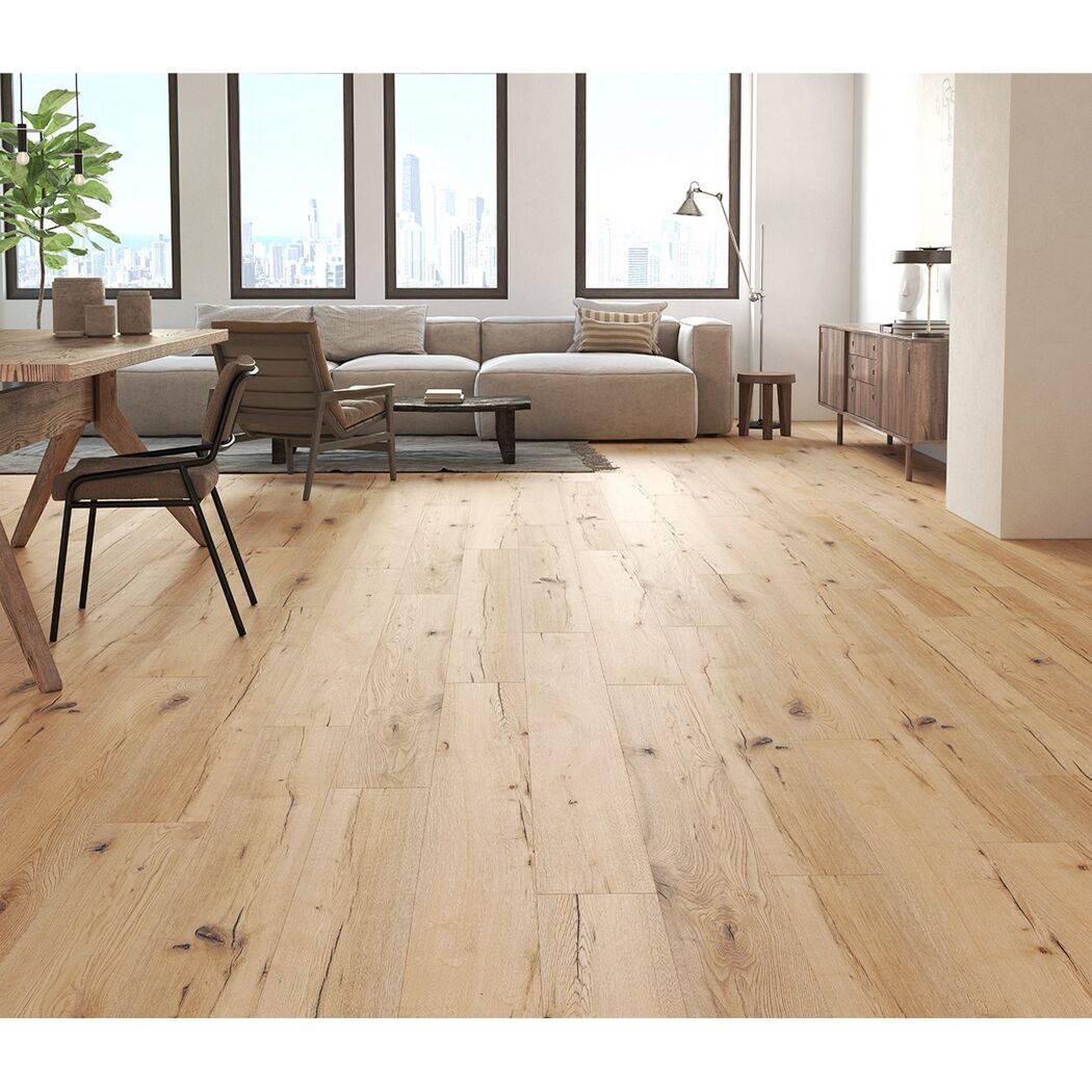 Heller Laminatboden in einem Wohnzimmer