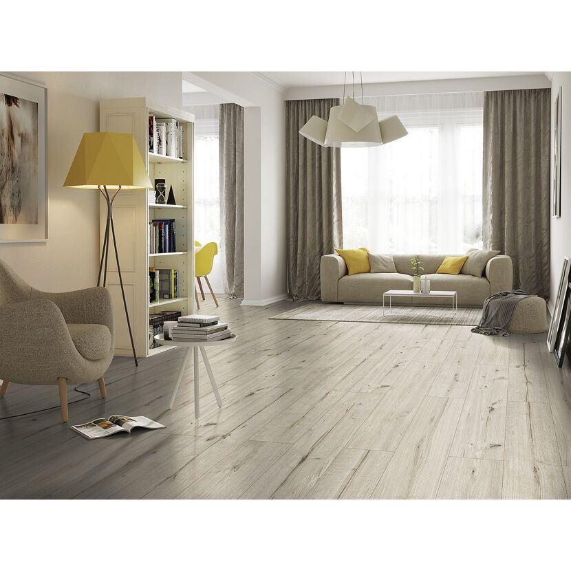 Helles Wohnzimmer mit Laminatboden in Holzoptik