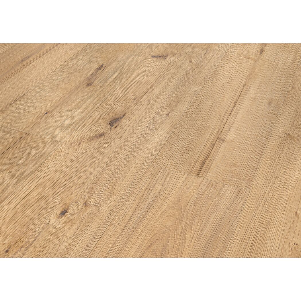 Heller Laminatboden mit Holzmaserung