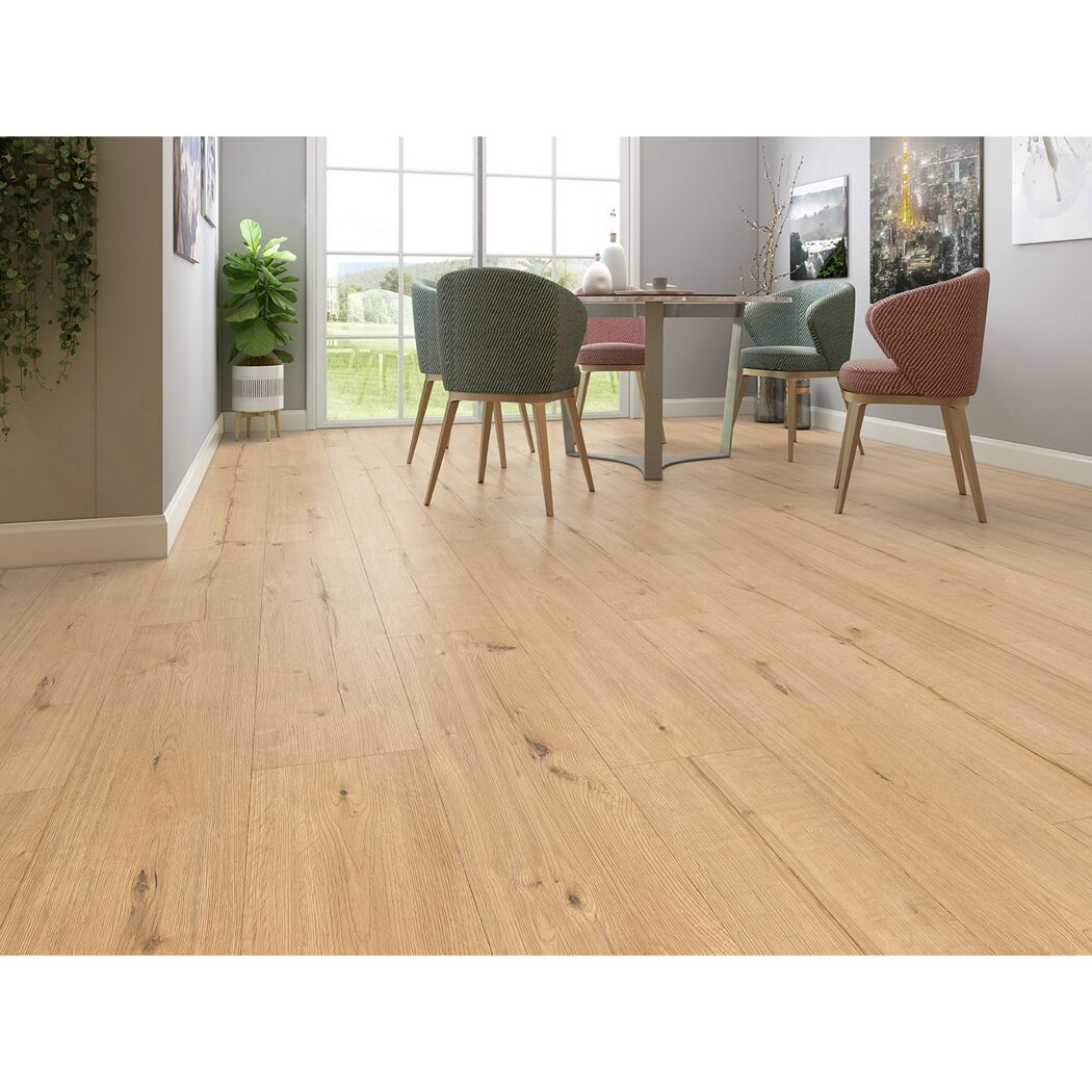 Heller Laminatboden in einem Esszimmer