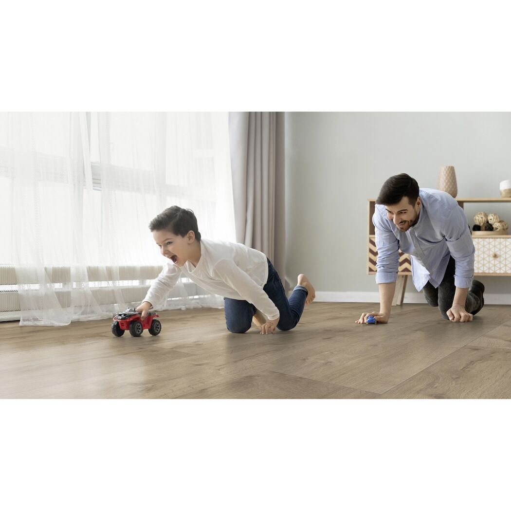 Vater und Kind spielen mit Spielzeugautos