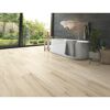 Helles Laminat in einem Badezimmer