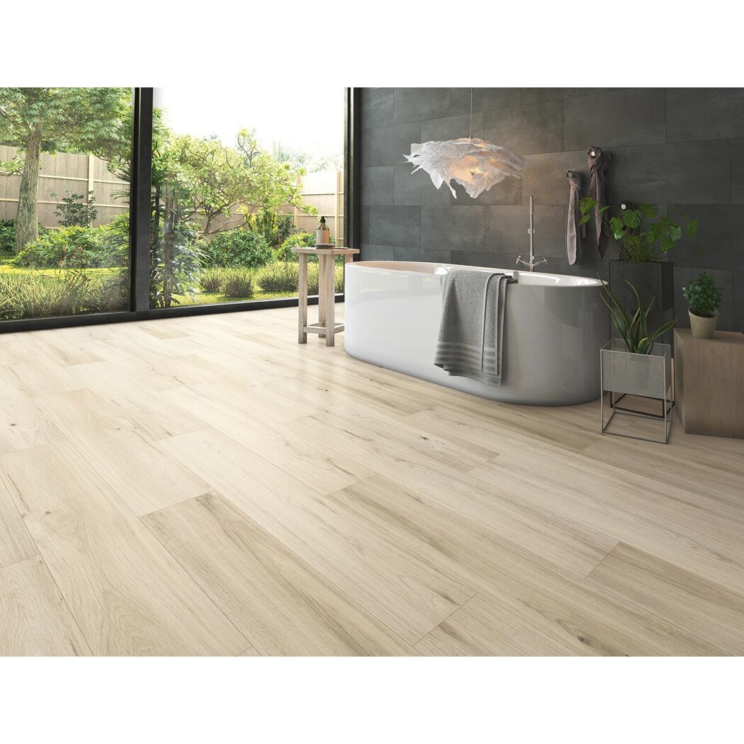 Helles Laminat in einem Badezimmer