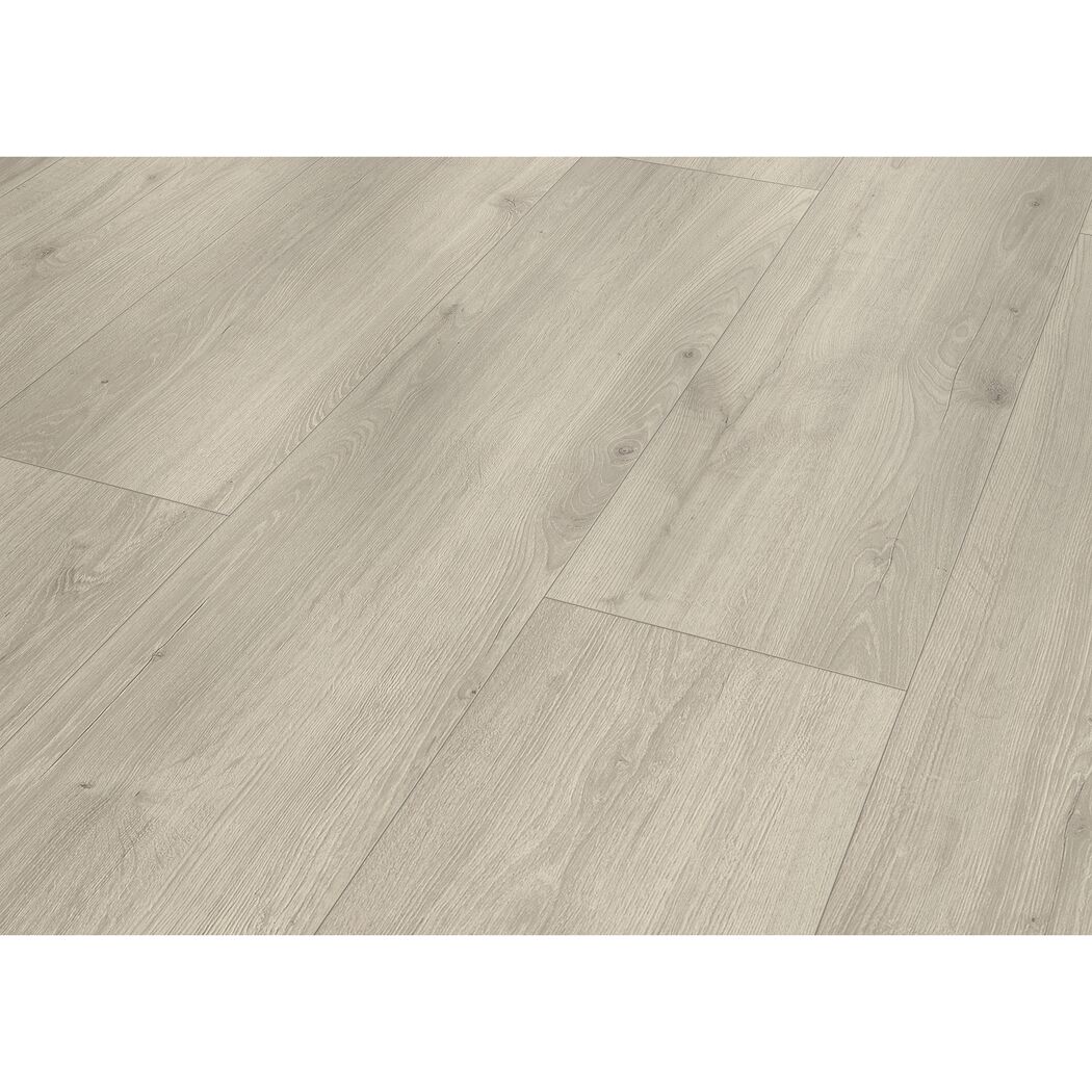 Heller Laminatboden mit Holzmaserung