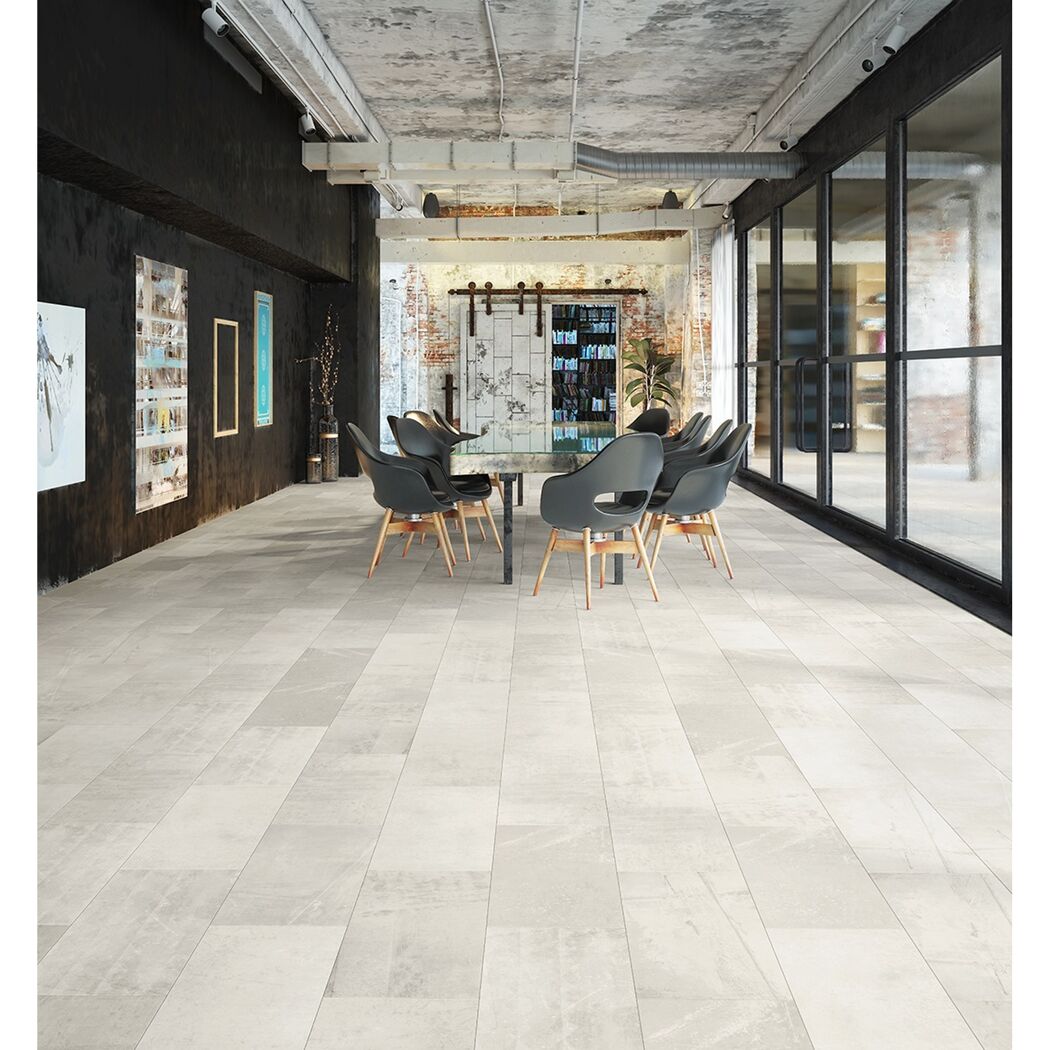 Heller Laminatboden in Loft-Wohnung