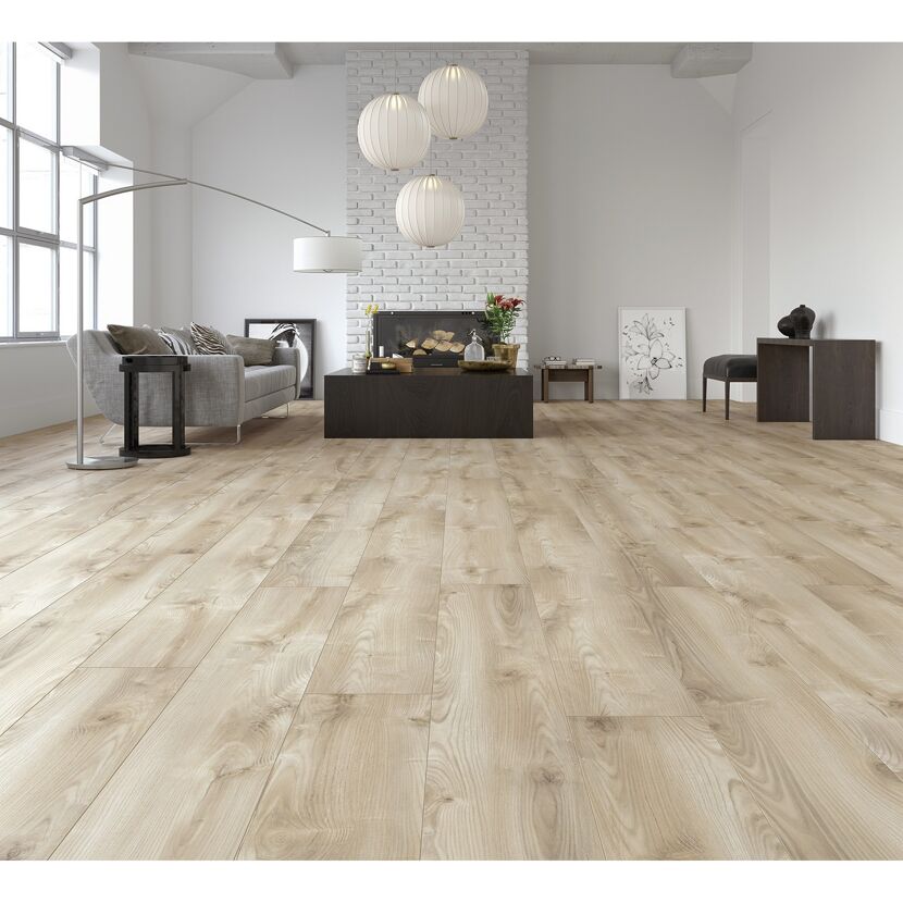 Heller Laminatboden in einem Wohnzimmer