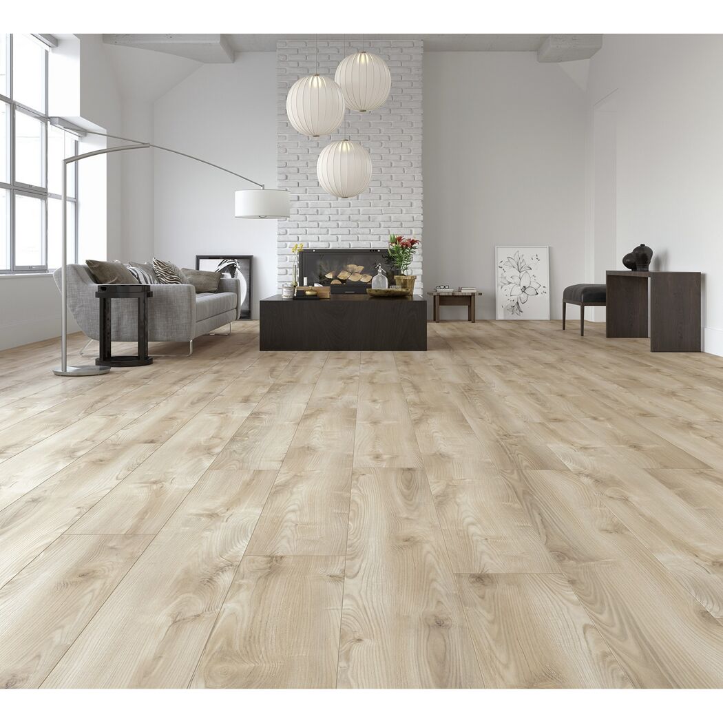 Heller Laminatboden in einem Wohnzimmer