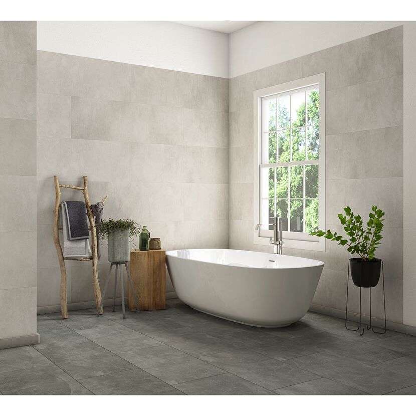 Badezimmer mit grauen Fliesen und freistehender Badewanne