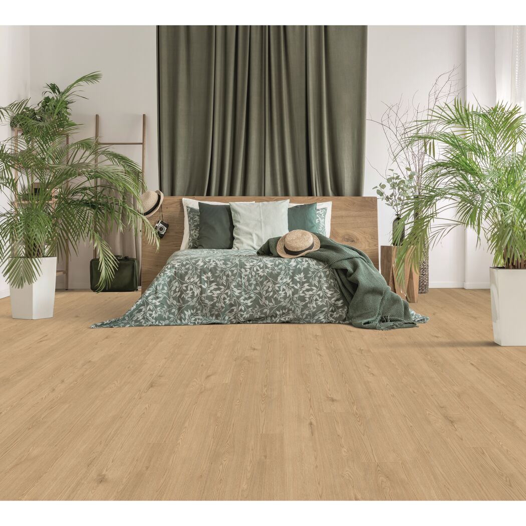 Schlafzimmer mit hellem Laminatboden