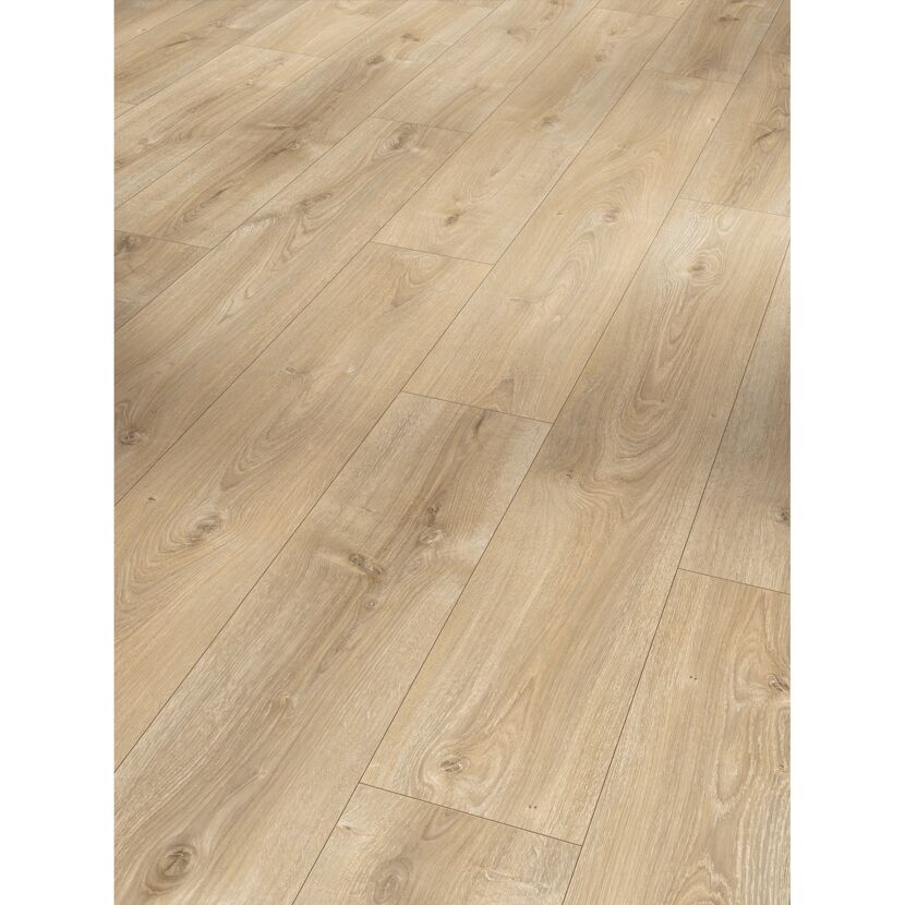 Heller Laminatboden in Holzoptik