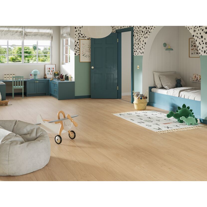 Helles Kinderzimmer mit Holzoptik-Boden