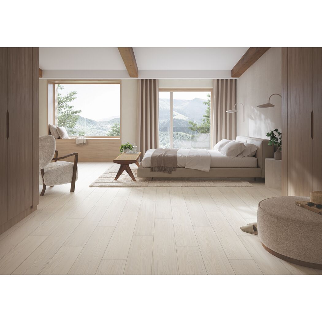 Helles Schlafzimmer mit Bergblick