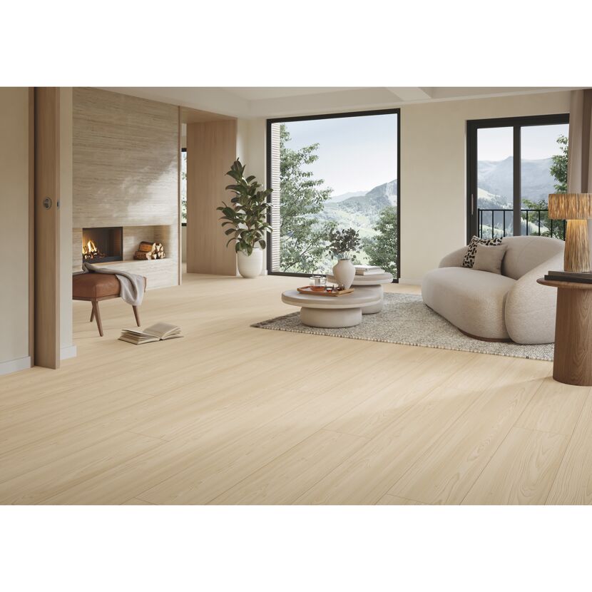 Helles Wohnzimmer mit hellem Laminatboden