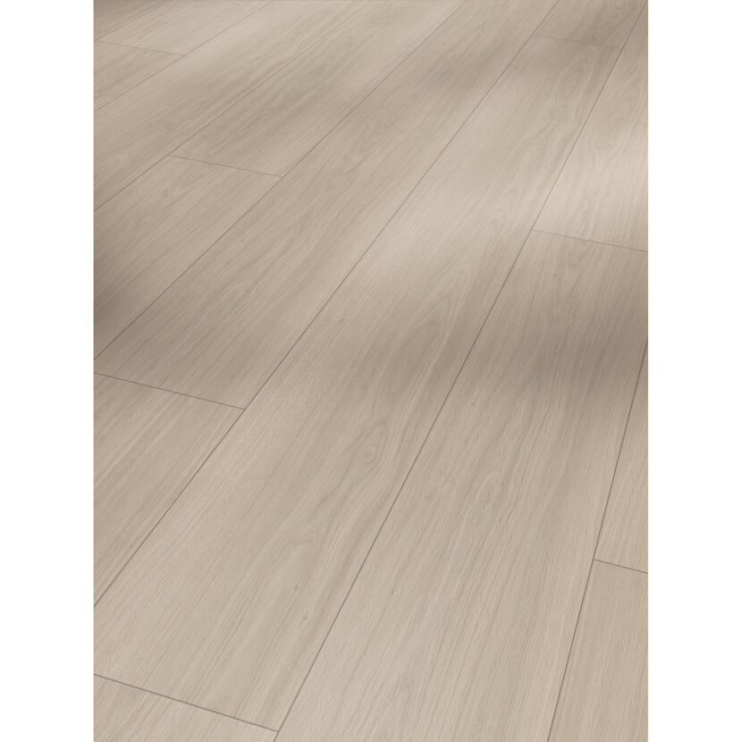 Heller Laminatboden mit Holzmaserung