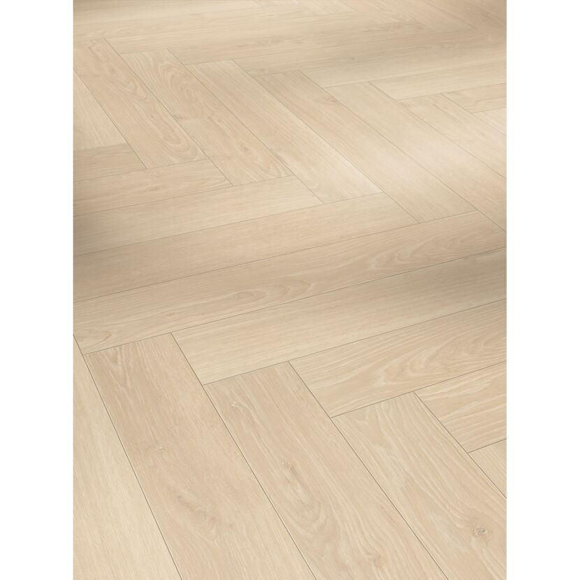 Heller Laminatboden in Fischgrät-Optik