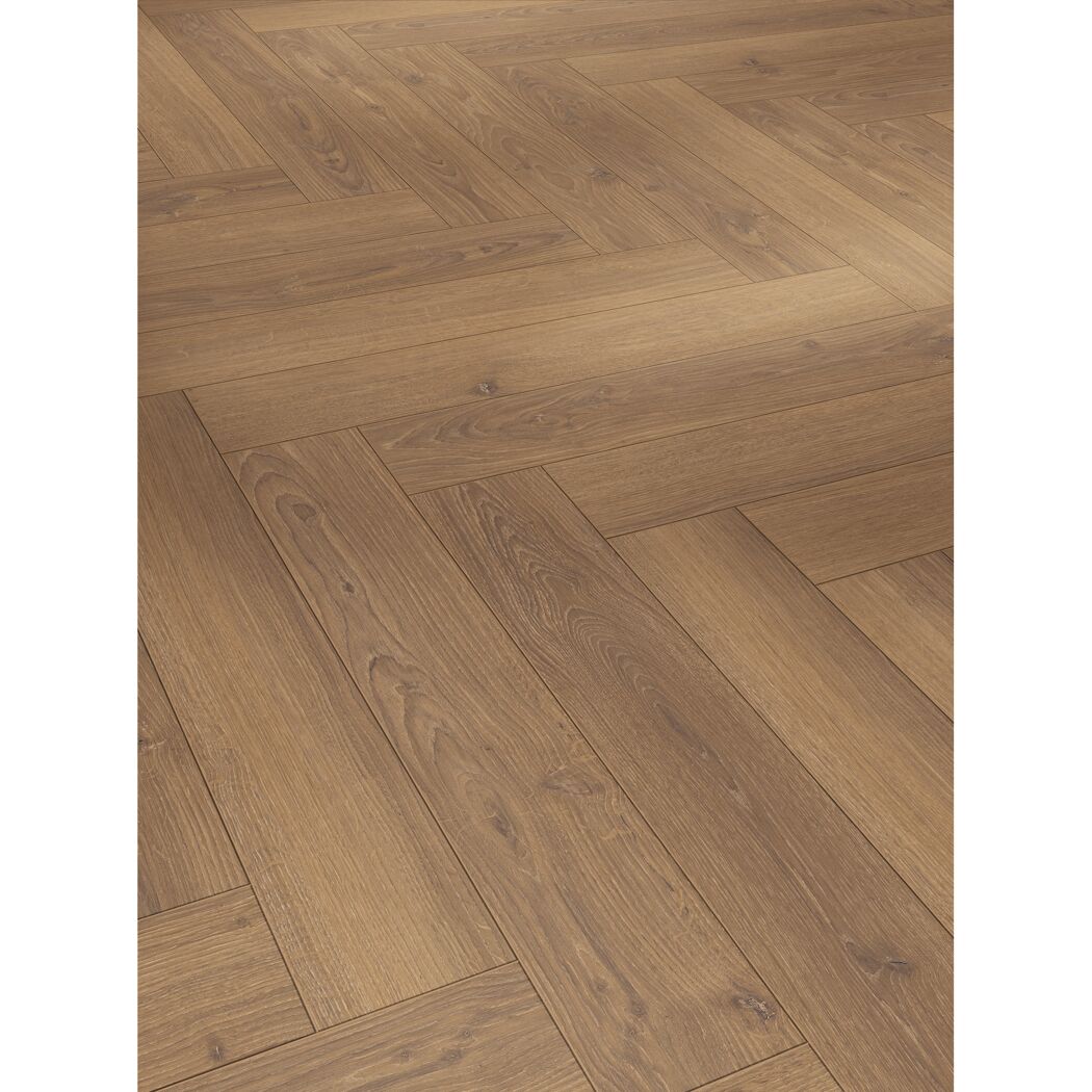 Heller Laminatboden in Fischgrät-Optik