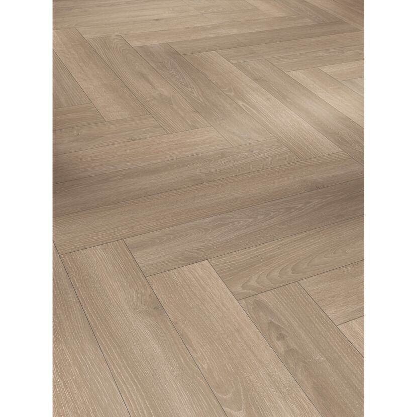Heller Laminatboden in Fischgrät-Optik