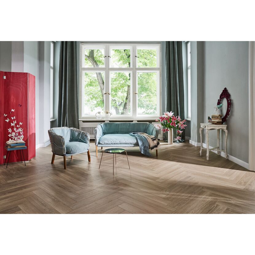 Wohnzimmer mit hellem Laminatboden in Fischgrät-Optik