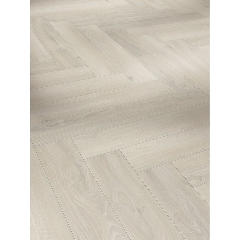 Heller Laminatboden in Fischgrätmuster
