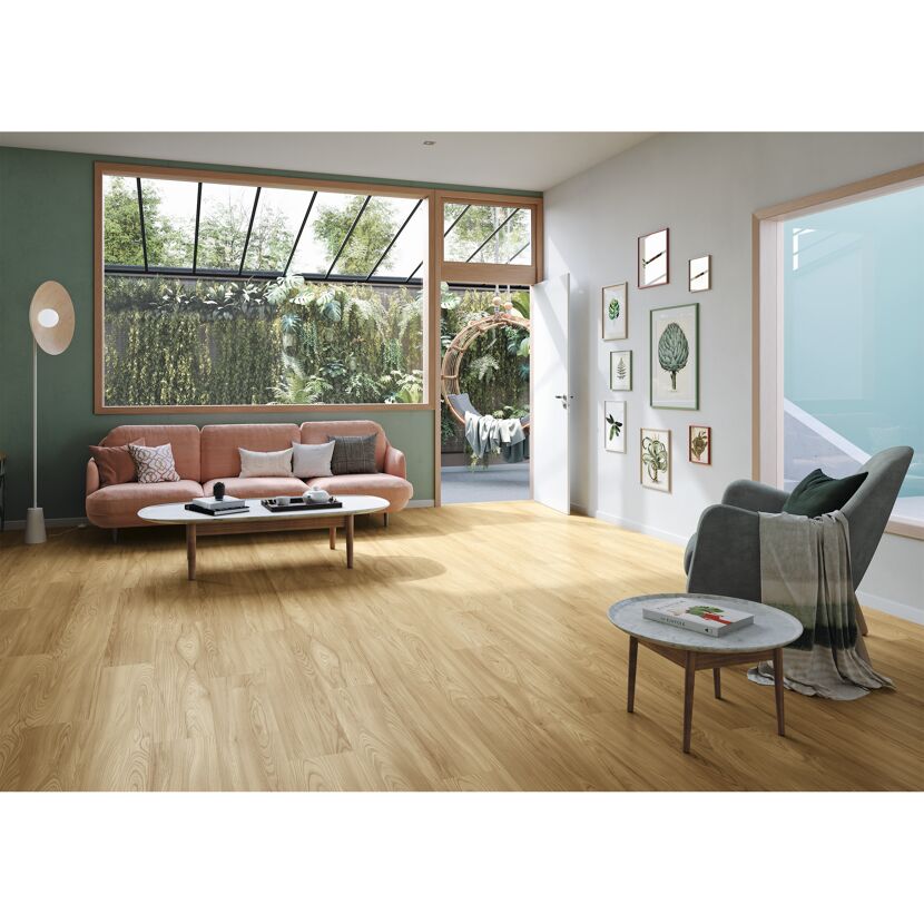 Wohnzimmer mit hellem Holzlaminat