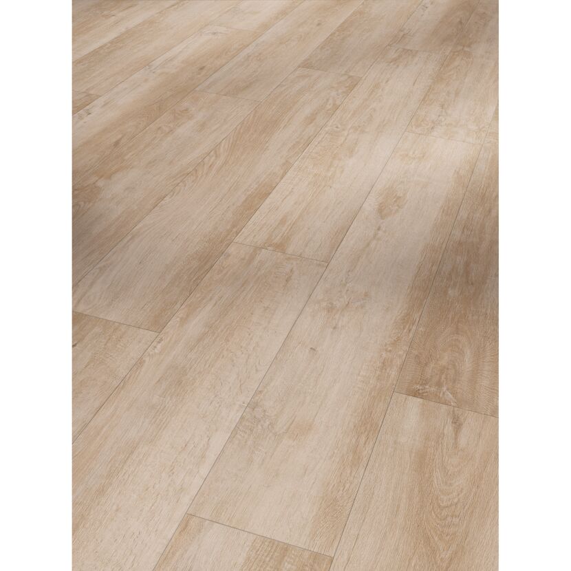 Heller Laminatboden in Holzoptik