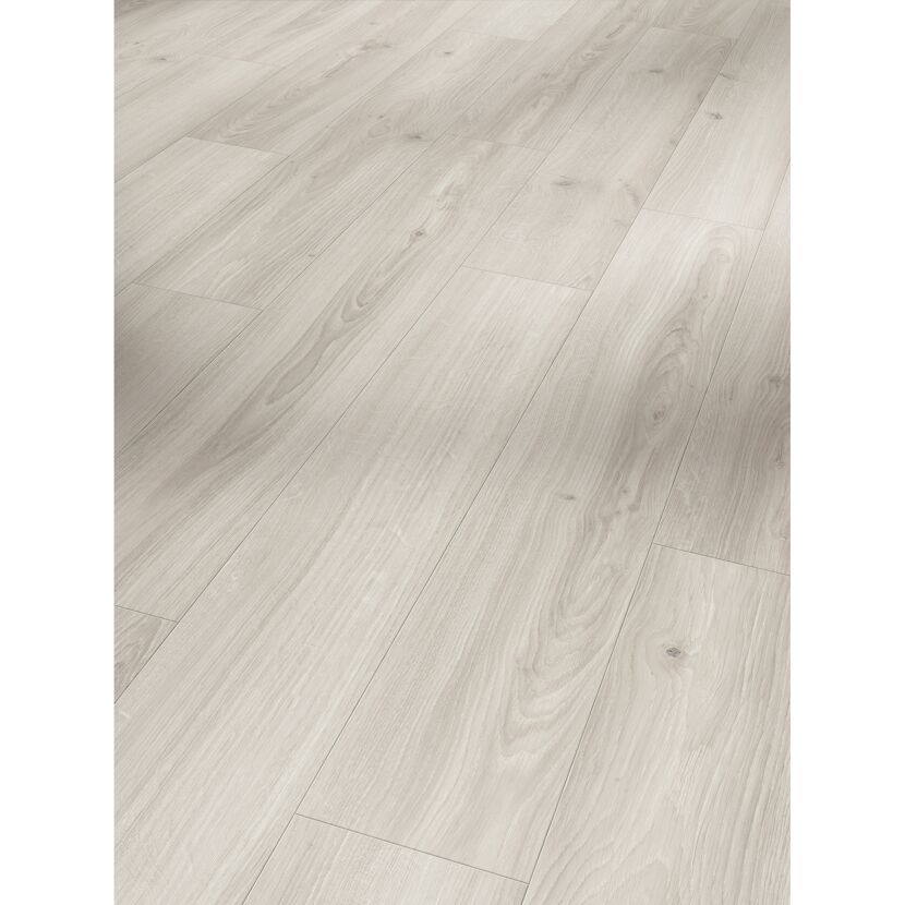 Heller Laminatboden mit Holzmaserung