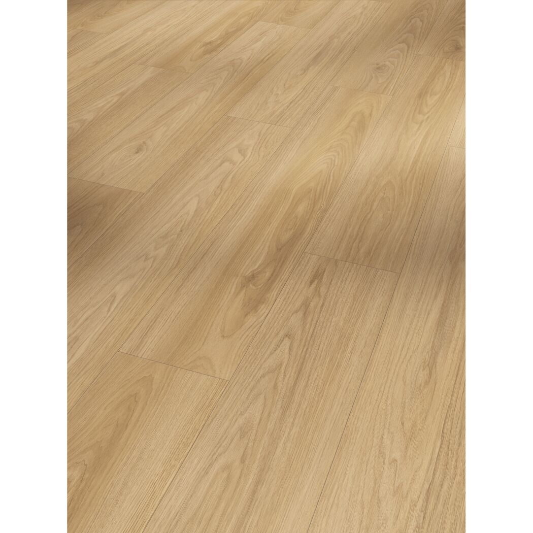 Heller Laminatboden in Holzoptik
