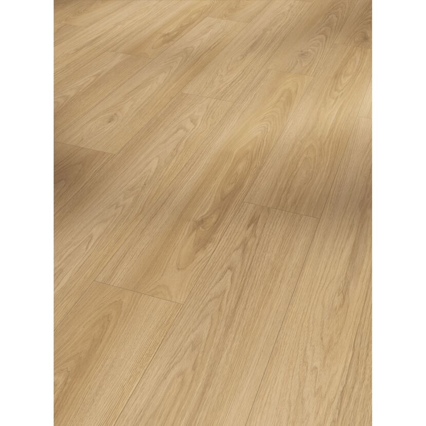 Heller Laminatboden in Holzoptik