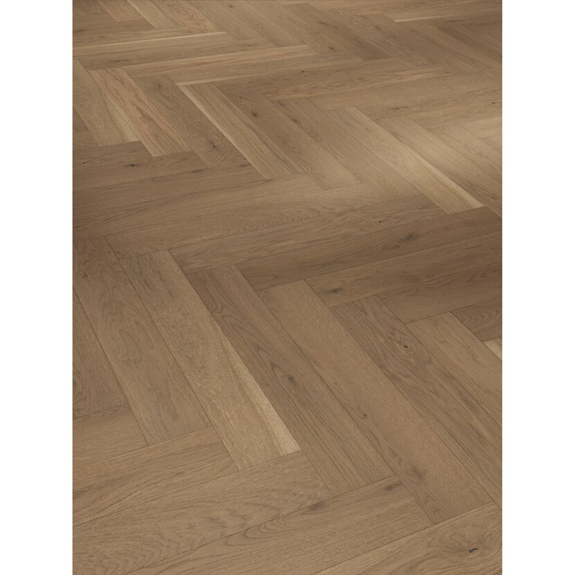 Heller Holzboden mit Fischgrätmuster