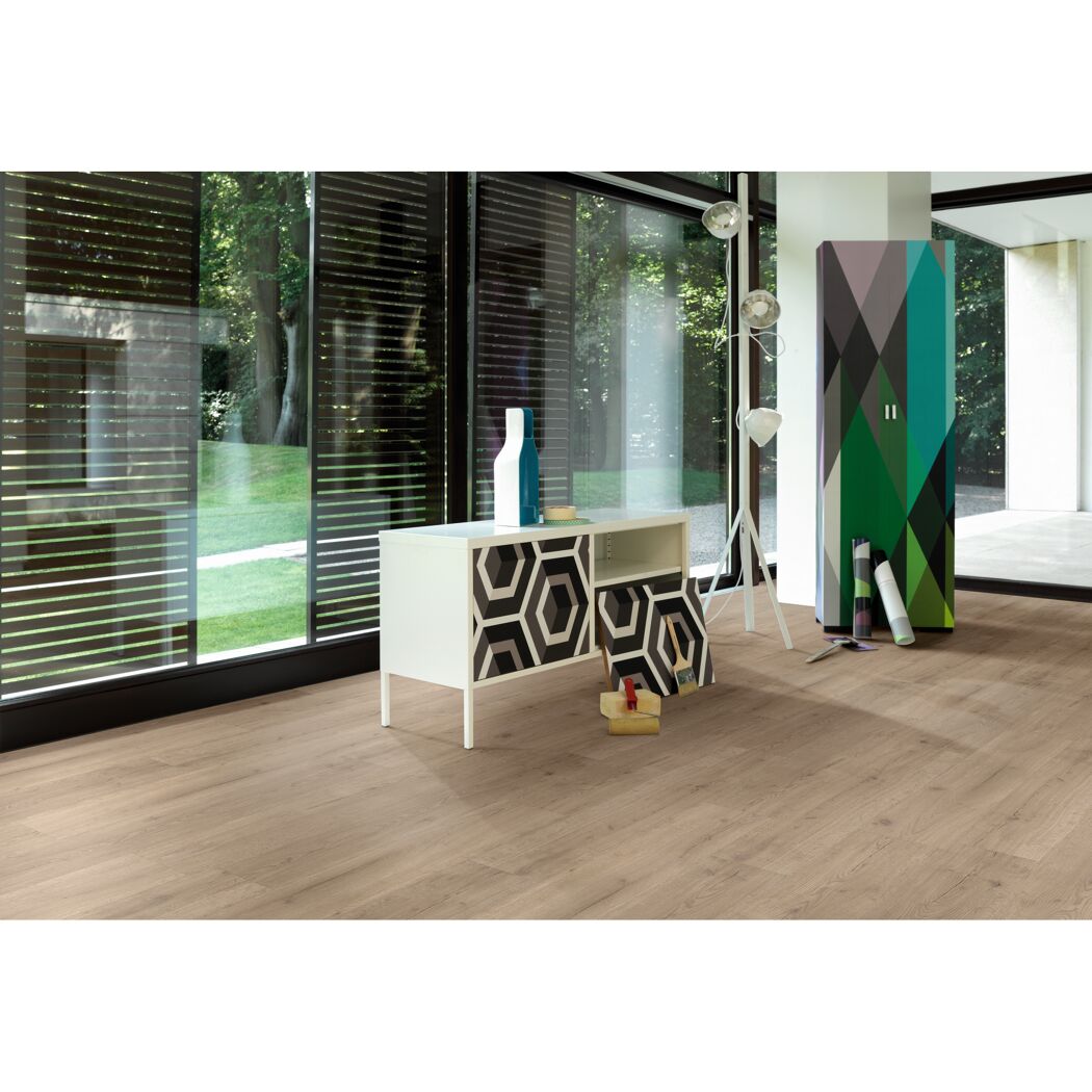 Heller Vinylboden in Holzoptik