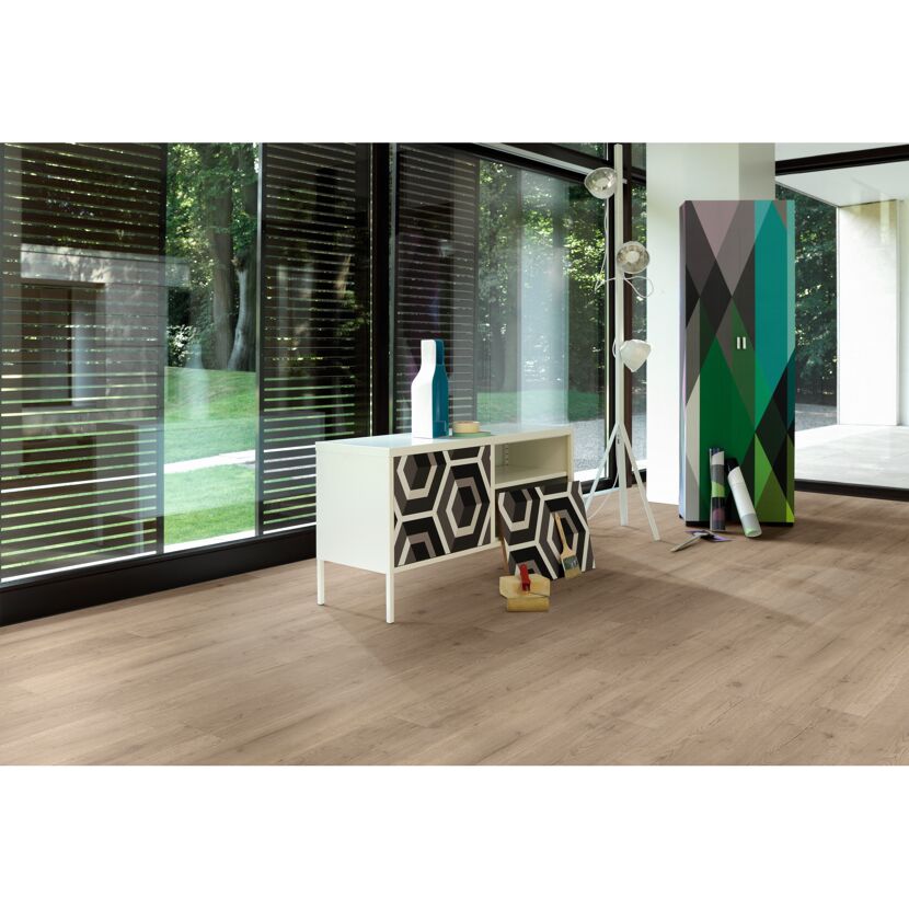 Heller Vinylboden in Holzoptik