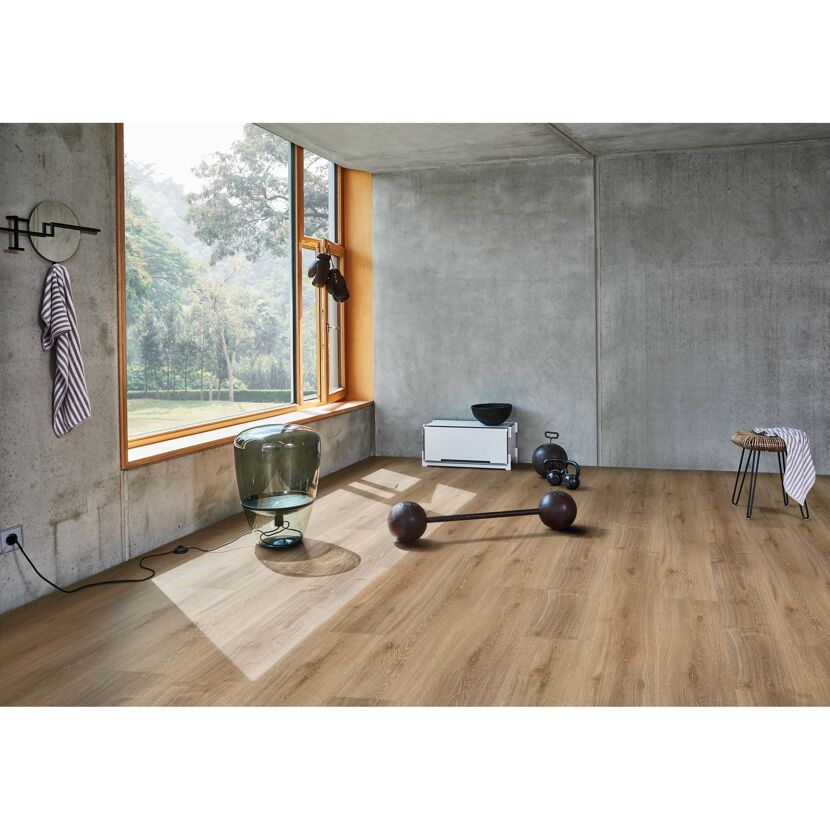 Heller Holzboden in einem Fitnessraum