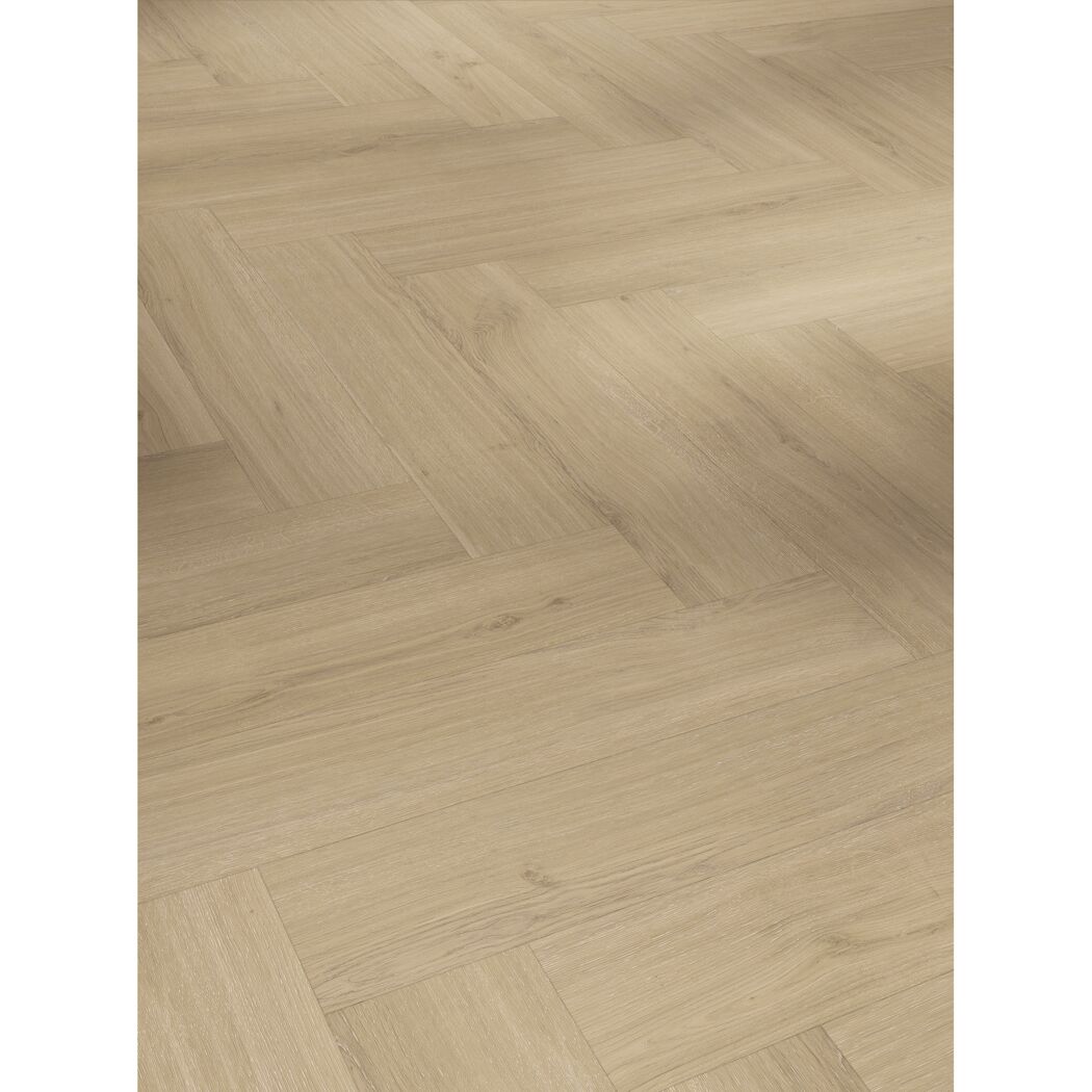 Heller Holzboden mit Fischgrätenmuster