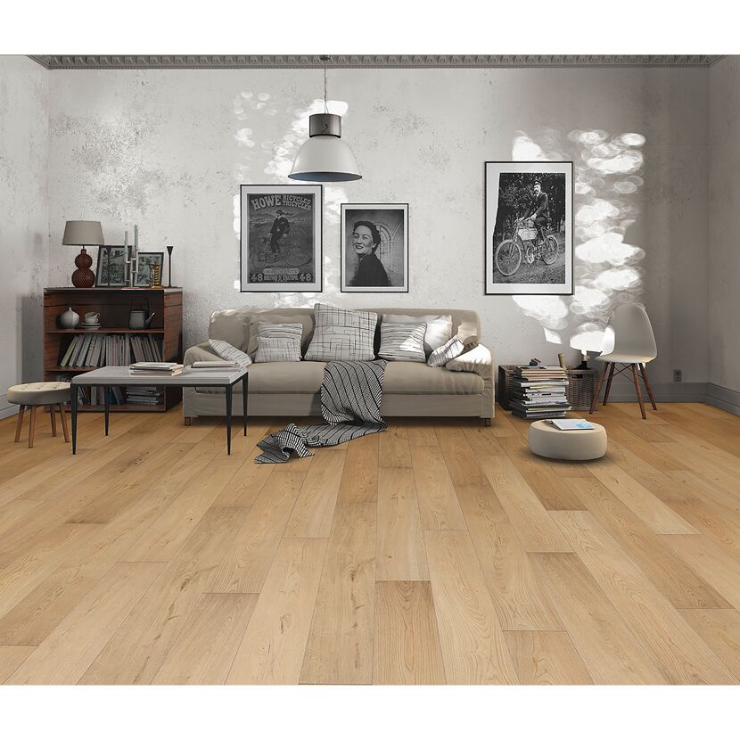 Wohnzimmer mit hellem Laminatboden