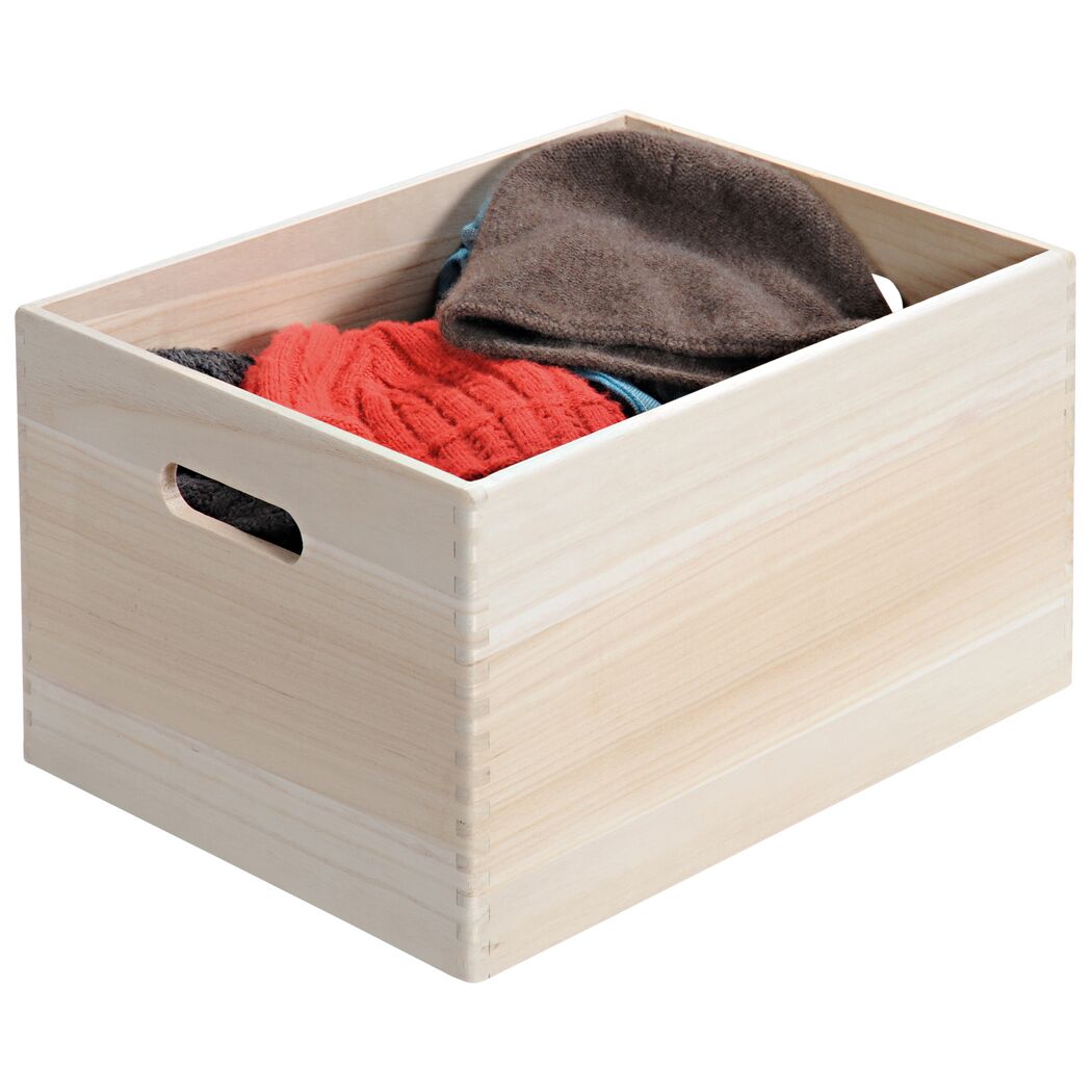 Holzkiste mit Mützen und Schal