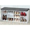 Schuhschrank mit Sitzkissen und Schuhen