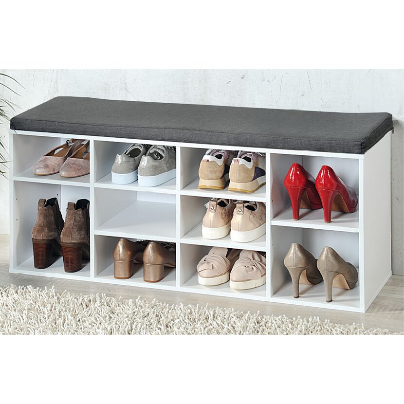 Schuhschrank mit Sitzkissen und Schuhen