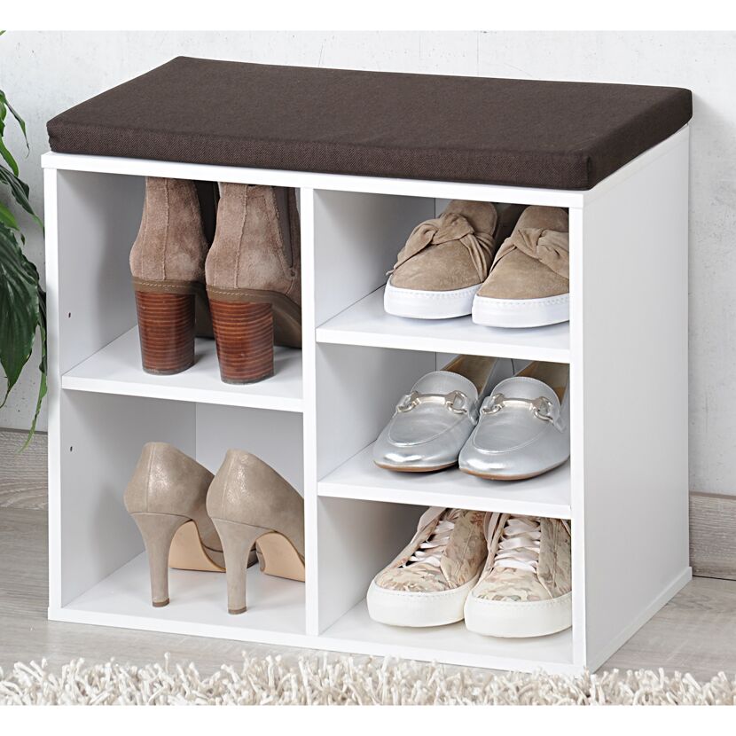 Weißer Schuhschrank mit braunem Sitzkissen und Schuhen.