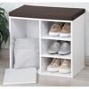 Weißer Schuhschrank mit Schuhen, Tasche und Sitzkissen.