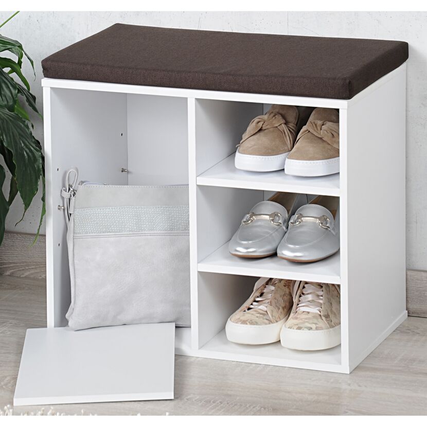 Weißer Schuhschrank mit Schuhen, Tasche und Sitzkissen.
