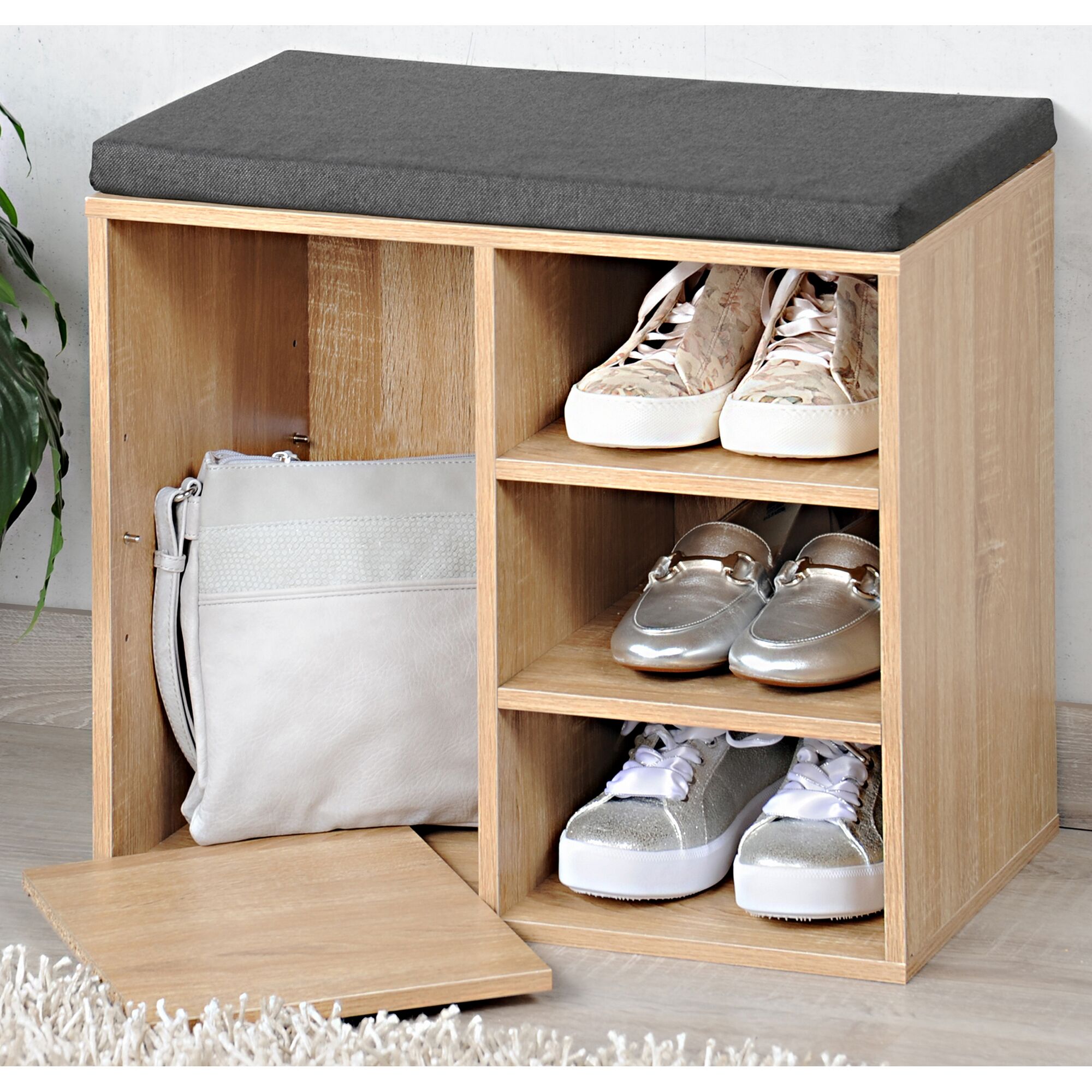 Schuhschrank mit Sitzkissen und Schuhen